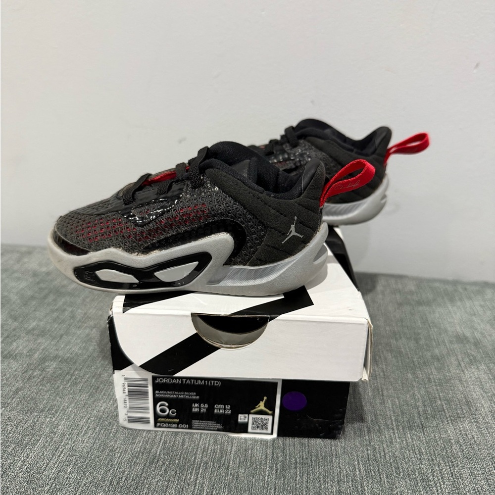 6c Jordan Tatum 1 Sneakers - Gray/Black/Red - Picture 2 of 5